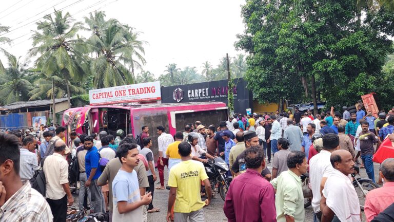 ടിപ്പർ ലോറിയിൽ സ്വകാര്യ ബസ് ഇടിച്ചു മറിഞ്ഞു. നിരവധി പേർക്ക് പരിക്ക്