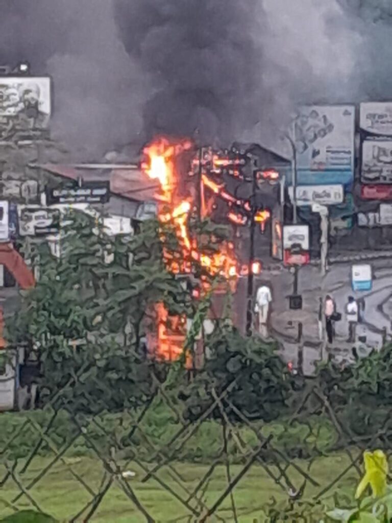 കോഴിക്കോട് മുതലക്കുളത്ത് ചായക്കടയിൽ തീപ്പിടിത്തം, ഒരാൾക്ക് പരിക്കേറ്റു