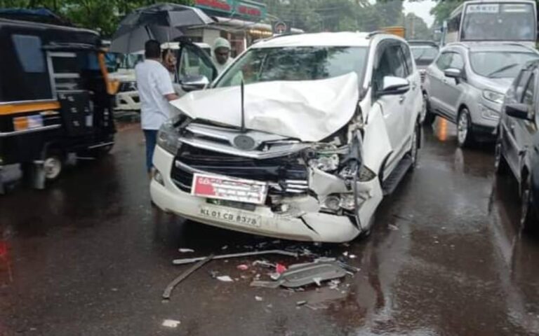 പ്രതിപക്ഷ നേതാവിന്റെ ഔദ്യോ​ഗിക കാർ അപകടത്തില്‍പ്പെട്ടു