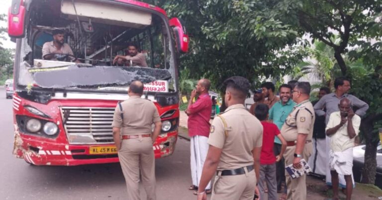 ബസിന്റെ ചില്ല് ഹെൽമെറ്റിന് എറിഞ്ഞ് തകർത്ത് ബൈക്ക് യാത്രികർ;ബസ് യാത്രക്കാർക്ക് പരിക്ക്