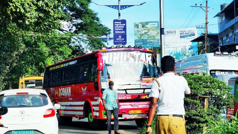 തിരക്കിനിടയിൽ നുഴഞ്ഞുകയറി;ബസിനെ ഏറ്റവും പിന്നിലെത്തിച്ച് ട്രാഫിക് പോലീസ്