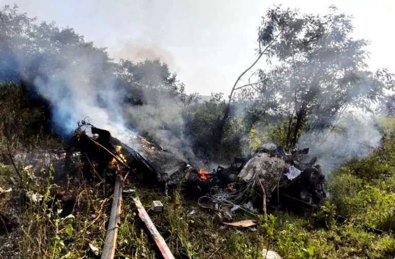 പുണെയിൽ ഹെലികോപ്ടർ തകർന്നുവീണു; മൂന്ന് മരണം