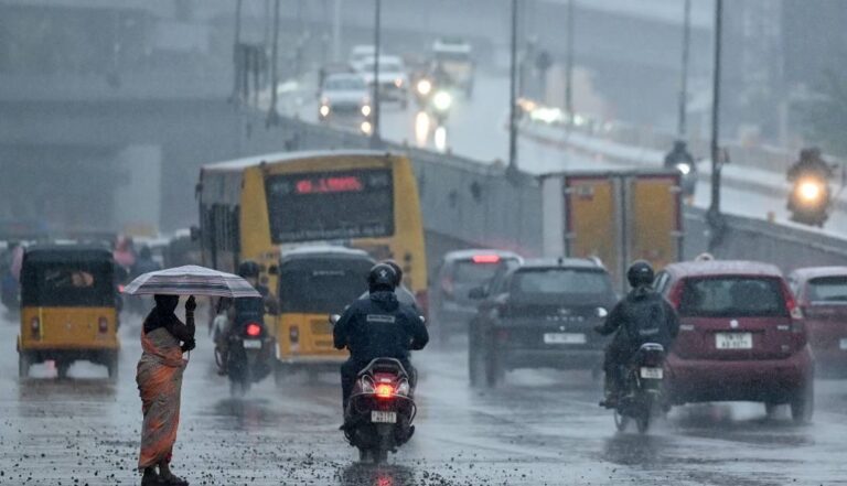 Cyclonic storm fengal: വിമാനങ്ങൾ റദ്ദാക്കി, വാഹനങ്ങളുമായി ജനങ്ങൾ ഫ്‌ളൈ ഓവറിൽ;ചുഴലിക്കാറ്റ് ഭീതിയിൽ ചെന്നൈ