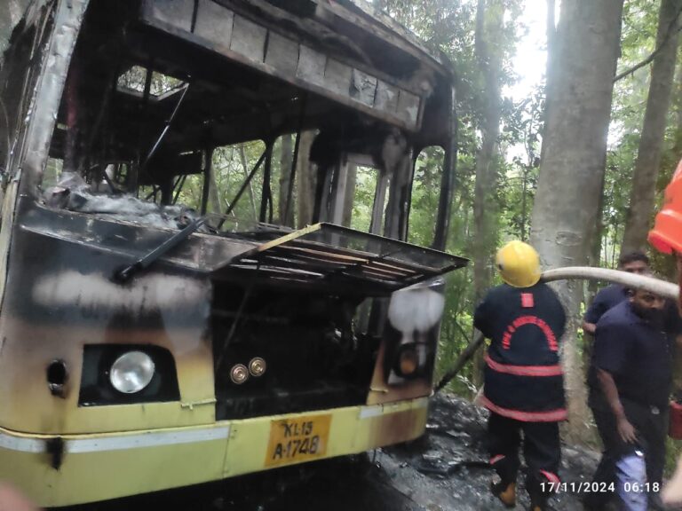 പമ്പയിൽ നിന്ന് നിലയ്ക്കലേക്ക് പോയ കെഎസ്ആർടിസി ബസിൽ തീപിടുത്തം; ബസ് പൂര്‍ണമായി കത്തി നശിച്ചു