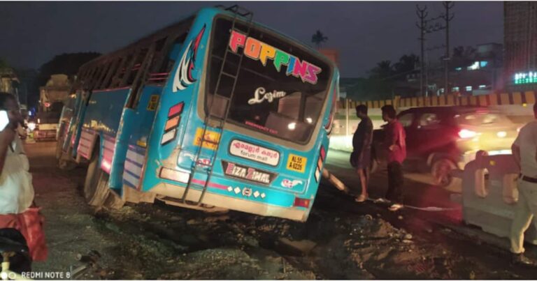 നിറയെ യാത്രക്കാരുമായി എത്തിയ സ്വകാര്യ ബസ് കാനയിലേക്ക് വീണു; സംഭവം അരൂർ ചന്തിരൂരിൽ