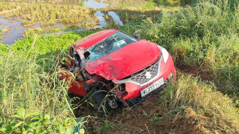 പിക്കപ്പ്‌വാനിന്റെ പിന്നിലിടിച്ചു, നിയന്ത്രണംവിട്ട കാർപാടത്തേക്ക് മറിഞ്ഞു,രണ്ട് പേർക്ക് പരുക്ക്