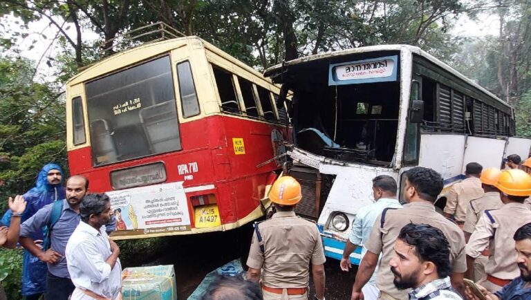 കെഎസ്ആർടിസി ബസുകൾ നേർക്കുനേർ കൂട്ടിയിടിച്ച് അപകടം; 34 പേർക്ക് പരിക്ക്