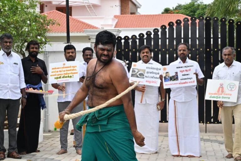 ഡി.എം.കെ സര്‍ക്കാരിനെ വീഴ്ത്താന്‍ ഉഗ്രശപഥം! 6 തവണ സ്വന്തം ശരീരത്തിൽ ചാട്ടവാറിനടി; 48 ദിവസത്തെ വ്രതം
