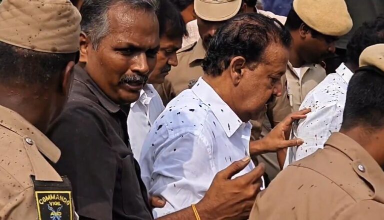 പ്രളയ ബാധിതമേഖലയിൽ കാറിൽ നിന്നിറങ്ങാതെ തമിഴ്‌നാട് മന്ത്രി, ചെളിവാരിയെറിഞ്ഞ് ജനങ്ങൾ