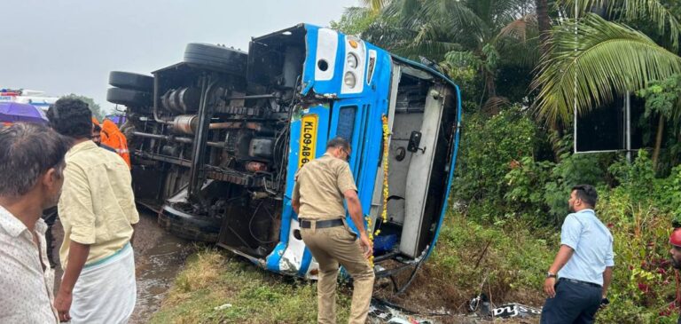 പാലക്കാട് വീണ്ടും അപകടം; ബസ് മറിഞ്ഞ് യാത്രക്കാര്‍ക്ക് പരിക്ക്