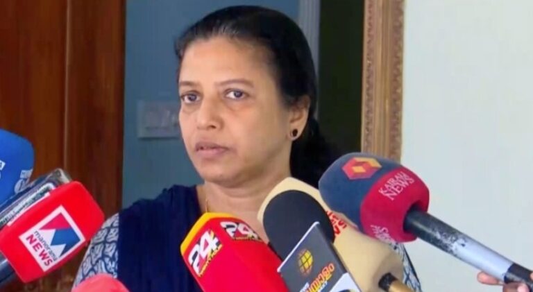 ‘നവീൻ ബാബുവിനെ കൊന്ന് കെട്ടിത്തൂക്കിയതെന്ന് സംശയം’അടിവസ്ത്രത്തിലെ രക്തക്കറയിൽ അന്വേഷണമുണ്ടായില്ലെന്ന് ഭാര്യ
