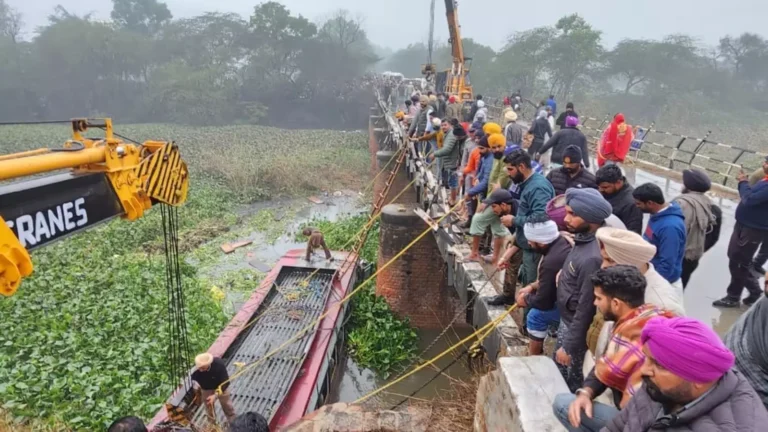 പഞ്ചാബിൽ ബസ് പാലത്തിൽ നിന്ന് മറിഞ്ഞ് എട്ട് പേർ മരിച്ചു, നിരവധി പേർക്ക് പരിക്ക്