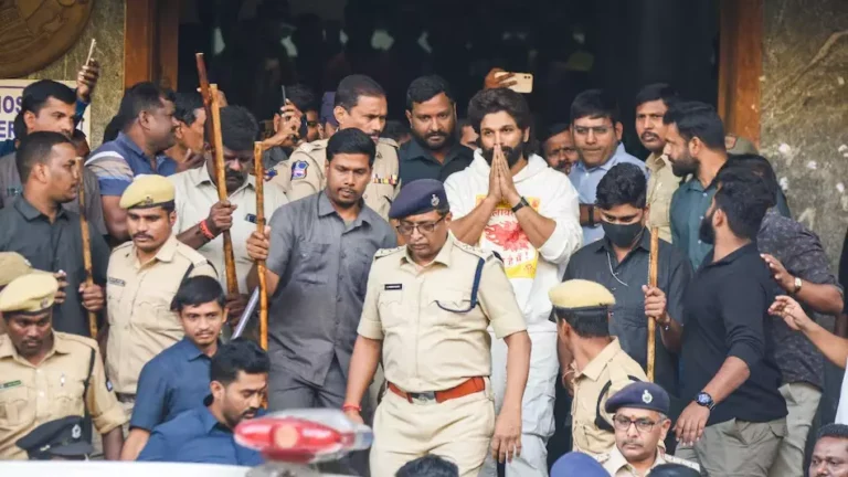 ‘ഫ്‌ളവര്‍ അല്ല ഫയര്‍’ എന്നെഴുതിയ ഹൂഡി ധരിച്ചിറങ്ങിയ സൂപ്പര്‍ താരത്തെ ഒരു രാത്രി ജയിലില്‍ കിടത്തി തെലുങ്കാന പോലീസ്‌,അല്ലു അര്‍ജുന്‍ കിടന്നത് സാധാരണസെല്ലില്‍