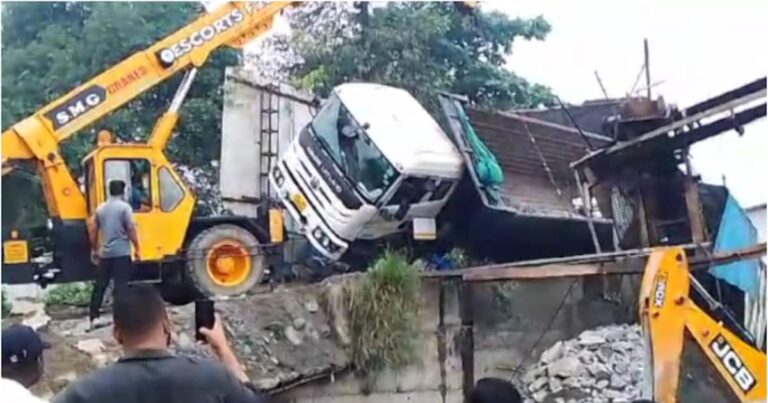 ലോഡ് കയറ്റുന്നതിനിടെ ടോറസ് ലോറി ചരിഞ്ഞു; വാഹനത്തിനടിയിൽപെട്ട് ഡ്രൈവർ മരിച്ചു