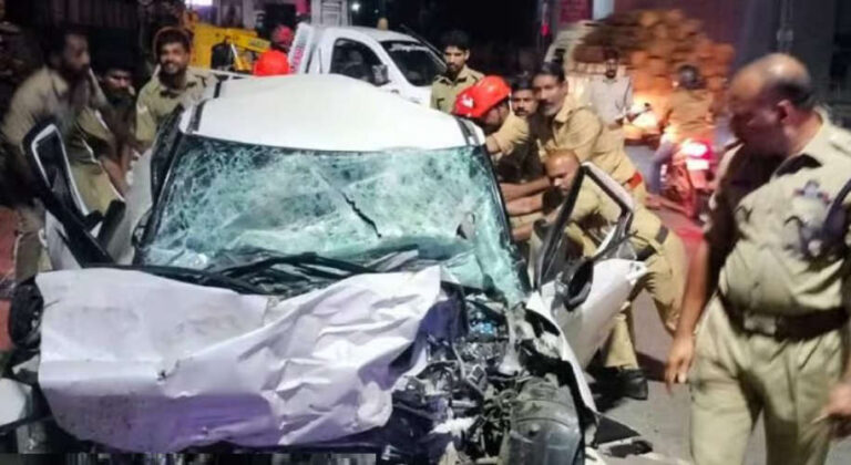 മിനി ബസും കാറും കൂട്ടിയിടിച്ചു; പത്തനംതിട്ടയിൽ നവദമ്പതികളടക്കം നാല് പേർ മരിച്ചു