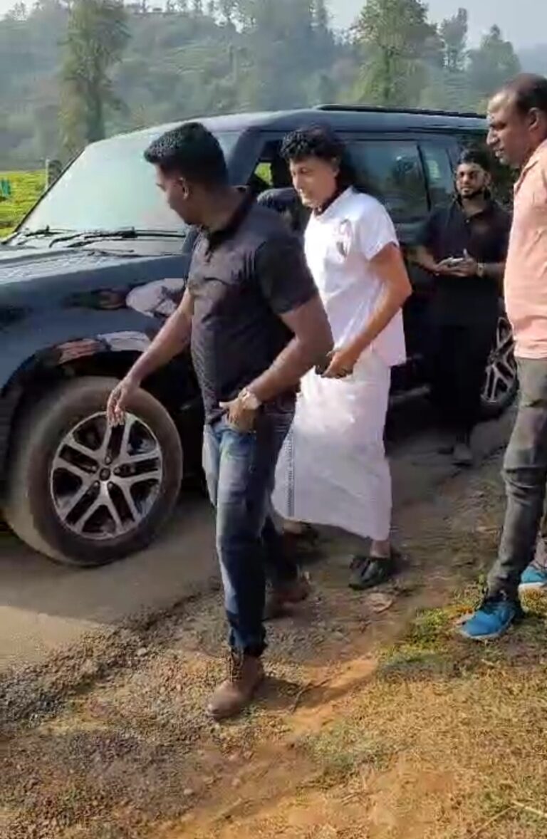 പുലര്‍ച്ചെ നാലുമുതല്‍ ഫാം ഹൗസിന് മുന്നിൽ കാത്തിരിപ്പ്,  ഇറങ്ങിയ ഉടൻ ബോബി ചെമ്മണ്ണൂരിന്റെ വാഹനം തടഞ്ഞ്  വിളിച്ചിറക്കി, കസ്റ്റഡിയില്‍ എടുത്തത് തേയിലത്തോട്ടത്തിന് നടുവിലൂടെയുള്ള റോഡിൽവെച്ച്; കൊച്ചി പോലീസിൻ്റെ മാസ് അറസ്റ്റിന് കയ്യടി
