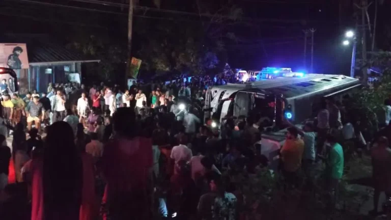 നെടുമങ്ങാട് ടൂറിസ്‌റ്റ് ബസ് തലകീഴായി മറിഞ്ഞു; ഒരു സ്ത്രീ മരിച്ചു, നിരവധി പേർക്ക് പരിക്ക്