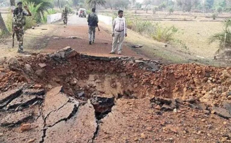 ഛത്തീസ്ഗഢിൽ മാവോയിസ്റ്റ് ആക്രമണം; 9 ജവാൻമാർക്ക് വീരമൃത്യു; വാഹനം സ്ഫോടനത്തിൽ തകർത്തു