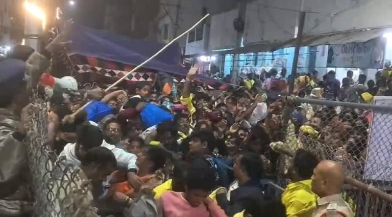 തിരുപ്പതി ക്ഷേത്രത്തിൽ തിക്കിലും തിരക്കിലും പെട്ട് 6 മരണം; നിരവധി പേർക്ക് പരിക്ക്