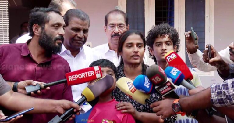 വയനാട്ടിൽ ജീവനൊടുക്കിയ വിജയൻ്റെ കുടുംബത്തെ അനുനയിപ്പിച്ച് കെപിസിസി സംഘം; 'ബാധ്യത ഏറ്റെടുക്കുമെന്ന് ഉറപ്പ്'