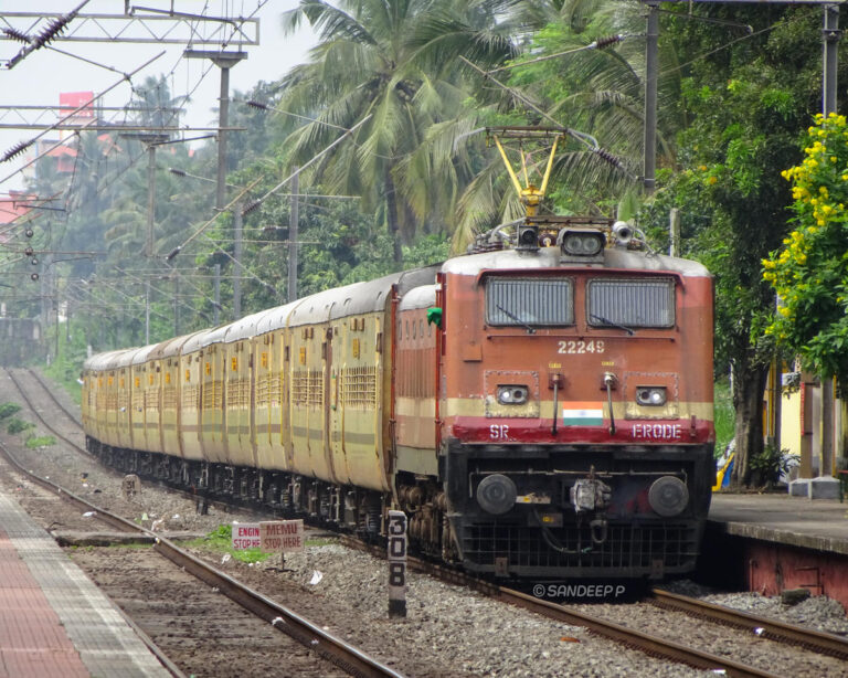 വന്ദേഭാരതിന് വഴിയൊരുക്കി പാലരുവിയുടെ പുതിയ സമയക്രമം;യാത്രക്കാരുടെ നെഞ്ചത്തടിച്ച് റെയിൽവേ