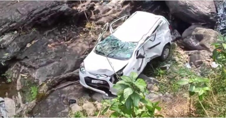 താമരശ്ശേരിയിൽ നിയന്ത്രണം വിട്ട കാര്‍ പുഴയിലേക്ക് തല കീഴായി മറിഞ്ഞു,യാത്രക്കാരിക്ക് പരിക്ക്