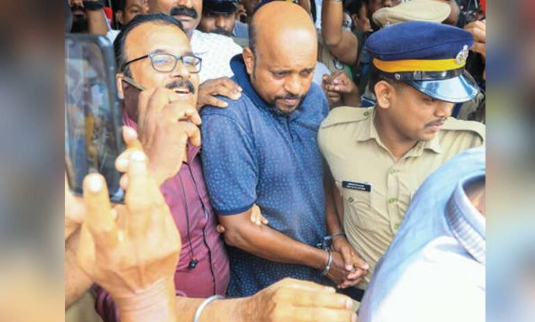 ബാങ്കിലെ മുഴുവൻ പണം മോഷ്ടിക്കാൻ ഉദ്ദേശ്യമില്ലായിരുന്നു, ആവശ്യമുള്ളത് കിട്ടിയപ്പോൾ ഇറങ്ങി; തെളിവെടുപ്പിൽ നിലപാട് വ്യക്തമാക്കി റിജോ