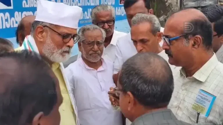 ‘രാജ്യത്തിന്റെ ആത്മാവിന് ക്യാന്‍സര്‍ ബാധിച്ചിരിക്കുന്നു, സംഘപരിവാറാണ് ആ ക്യാന്‍സര്‍ പടര്‍ത്തുന്നത്’; സംഘപരിവാറിനെ രൂക്ഷമായി വിമര്‍ശിച്ച തുഷാര്‍ ഗാന്ധിയെ നെയ്യാറ്റിന്‍കരയില്‍ തടഞ്ഞ് ആര്‍എസ്എസ്-ബിജെപി പ്രവര്‍ത്തകര്‍;വിമര്‍ശനത്തില്‍ ഉറച്ചുനില്‍ക്കുന്നതായി ഗാന്ധിയുടെ ചെറുമകന്‍