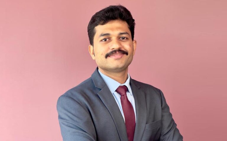 എം.ബി.ബി.എസ്‌ കഴിഞ്ഞ് ഡോക്ടറായി ജോലി,ഇടവേളകളില്‍ പരിശീലനം,പിന്നാലെ സിവില്‍ സര്‍വീസ്; ആദ്യ ചാന്‍സില്‍ റാങ്ക് നേടി ഡോ. അക്ഷയ് രാജ്
