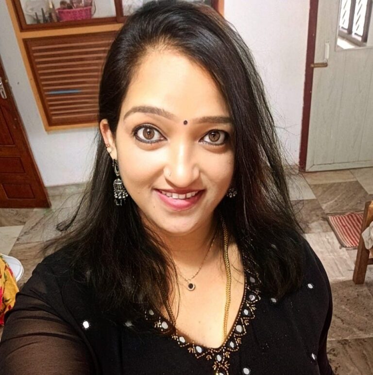 പൂര്‍വ്വവിദ്യാര്‍ത്ഥി സംഗമത്തില്‍ നഷ്ടപ്രണയം വീണ്ടെടുത്തു,ടൂറിലെ ചിത്രങ്ങള്‍ കണ്ട് പോലീസില്‍ പരാതി നല്‍കി ഭര്‍ത്താവ്, മിനിയെ അടിച്ച് രാധാകൃഷ്ണന്‍; ഒടുവില്‍ തീര്‍ക്കാന്‍ തീരുമാനം