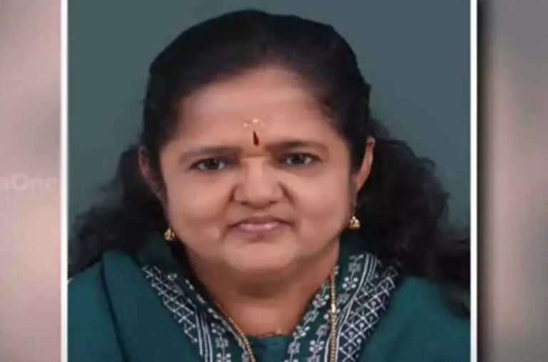 മണ്ണാര്‍ക്കാട് ബസ് സ്റ്റാന്‍ഡിനകത്ത് ബസ്സിനടിയില്‍ പെട്ട് യുവതി മരിച്ചു; ദാരുണാന്ത്യം എംപ്ലോയ്‌മെന്റ് ഓഫീസര്‍ പ്രസന്ന കുമാരിക്ക്; വിരമിക്കാന്‍ രണ്ട് ദിനം മാത്രം ബാക്കിനില്‍ക്കവേ അന്ത്യം