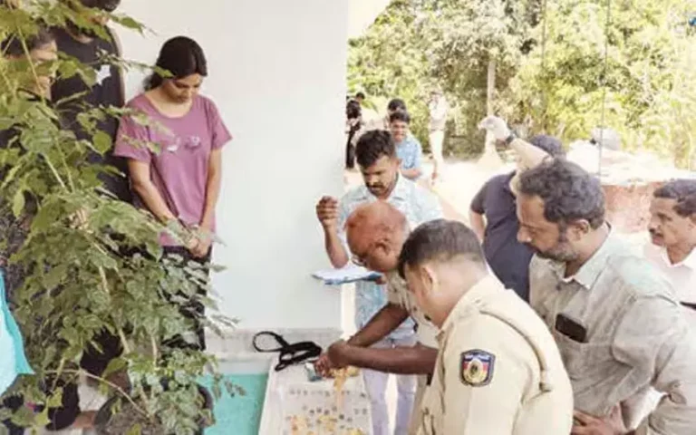 മോഷണം പോയ 30 പവന്‍ സ്വര്‍ണം കണ്ടെത്തിയത് വീടിനടുത്തുള്ള തോട്ടത്തില്‍ നിന്ന്‌; തുണിസഞ്ചിയില്‍ പൊതിഞ്ഞ നിലയില്‍; ആറുപേരുടെ വിരലടയാളങ്ങള്‍ ശേഖരിച്ചു; പ്രതി ഉടന്‍ പിടിയിലാകുമെന്ന്‌ പോലീസ്