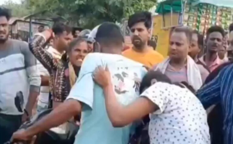മകനൊപ്പം പെണ്‍സുഹൃത്തും; നിയന്ത്രണം നഷ്ടപ്പെട്ട് മാതാപിതാക്കള്‍, നടുറോഡിലിട്ട് മര്‍ദിച്ചു