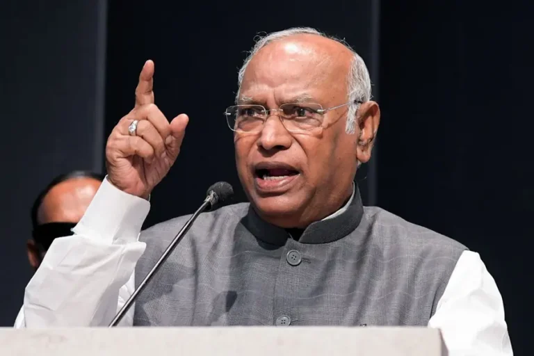പഹല്‍ഗാം ഭീകരാക്രമണം ; 3 ദിവസം മുന്‍പെ മോദിയ്ക്ക് റിപ്പോർട്ട് കിട്ടി, കശ്മീര്‍ സന്ദര്‍ശനം റദ്ദാക്കി; പ്രധാനമന്ത്രിയ്ക്കെതിരെ ഖാര്‍ഗെ