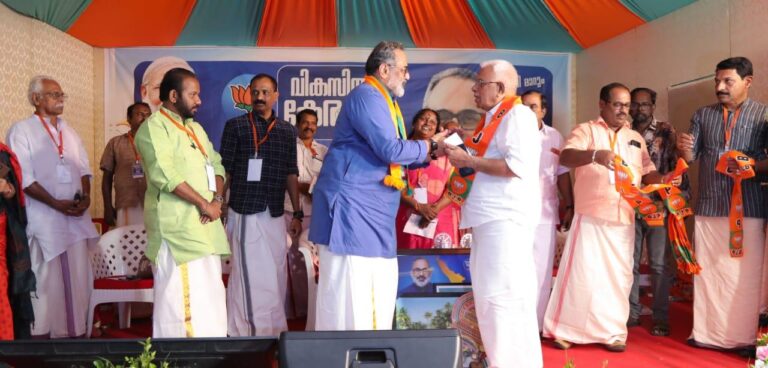 ഉമ്മന്‍ചാണ്ടിയുടെ പ്രൈവറ്റ് സെക്രട്ടറിയായിരുന്ന എന്‍.ബി. രാജഗോപാല്‍ ബിജെപിയില്‍ ചേര്‍ന്നു