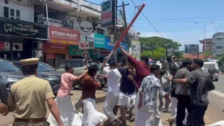 കൊടിമരം മാറിപ്പോയി; കണ്ണൂരിൽ എസ്എഫ്‌ഐ പ്രവർത്തകർ പിഴുതെറിഞ്ഞത് കോൺഗ്രസ് വിമതന്റെ കൊടിമരം
