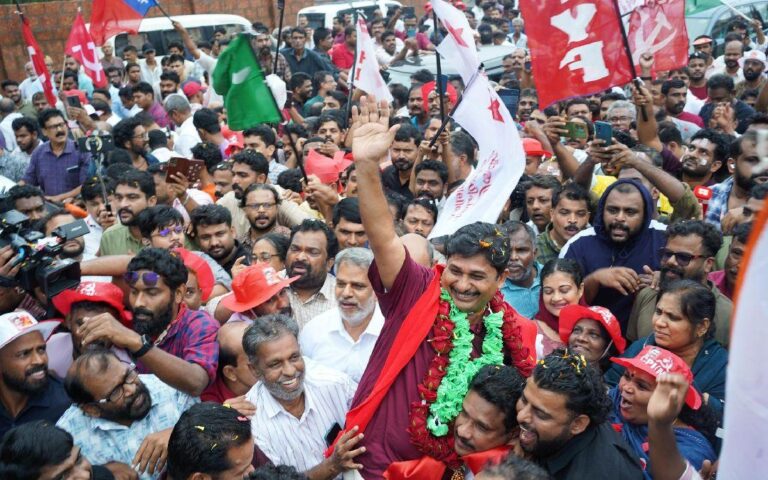 'പോരാളികളുടെ പോരാളി' മുദ്രാവാക്യം മുഴക്കി അണികൾ; റെയില്‍വേ സ്‌റ്റേഷനില്‍ സ്വരാജിന് ആവേശ വരവേല്‍പ്പ്