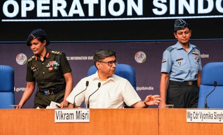 'പാക് സേന ഇന്ത്യ ലക്ഷ്യംവെച്ച് നീങ്ങുന്നു, തിരിച്ചടിക്കും; വ്യോമതാവളങ്ങൾക്ക് നേരെ മിസൈൽ പ്രയോഗിച്ചു'
