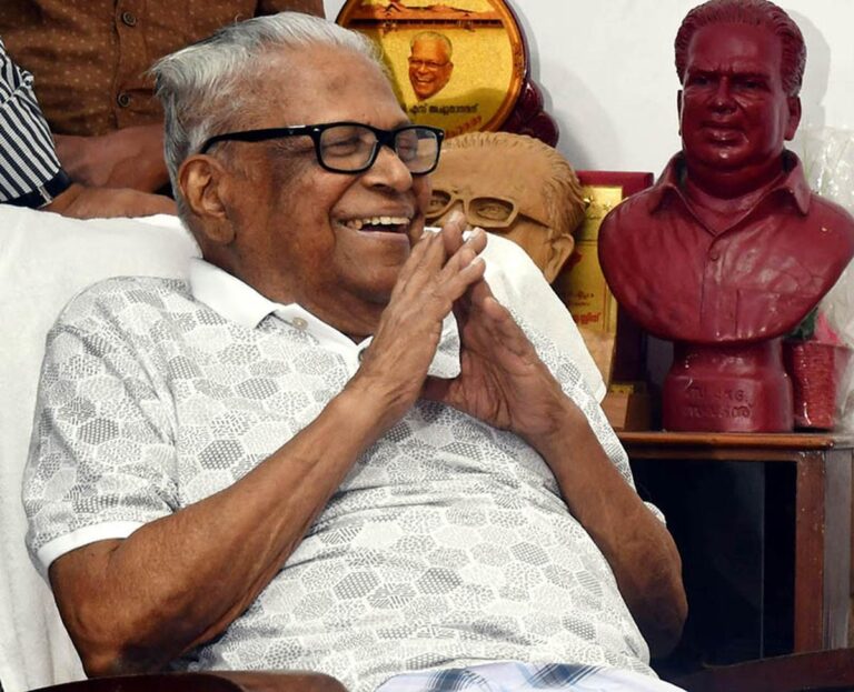 ഹൃദയാഘാതം; വിഎസ് അച്യുതാനന്ദൻ ആശുപത്രിയിൽ