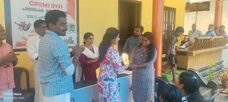 ഡി.വൈ.എഫ്.ഐ നേതൃത്വത്തില്‍ പഠനോപകരണ വിതരണവും പ്രതിഭകളെ ആദരിക്കലും സംഘടിപ്പിച്ചു
