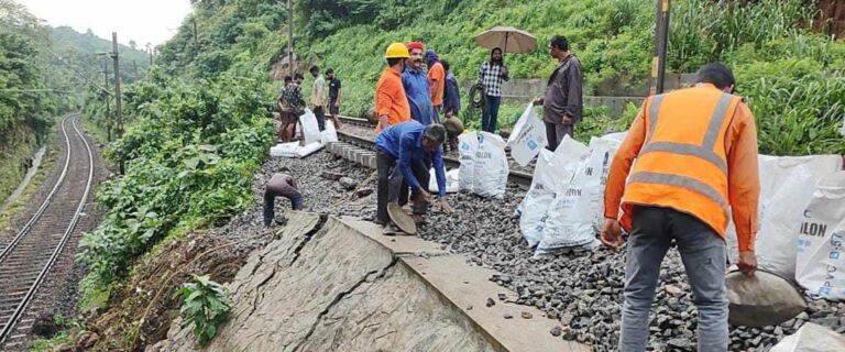 കനത്ത മഴ: വടക്കാഞ്ചേരിയിൽ റെയില്‍വെ ട്രാക്കിലെ മെറ്റലും മണ്ണും ഒലിച്ചുപോയി, ട്രെയിനുകൾ വൈകി
