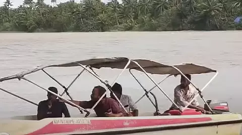 വൈക്കത്ത് വള്ളംമറിഞ്ഞ് അപകടം; 30 യാത്രക്കാര്‍, ആളപായമില്ലെന്ന് റിപ്പോര്‍ട്ട്‌