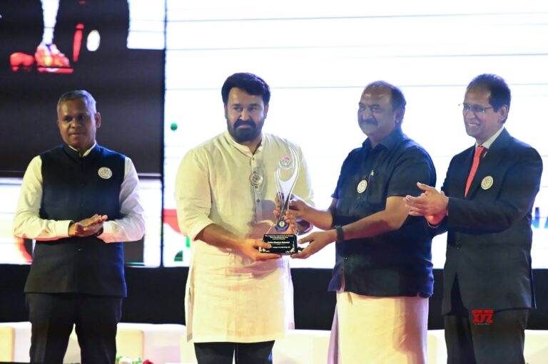 ജിഎസ്ടി അടയ്ക്കുന്ന സിനിമാതാരങ്ങളിൽ ഒന്നാമൻ; മോഹൻലാൽ പുരസ്കാരം ഏറ്റുവാങ്ങി