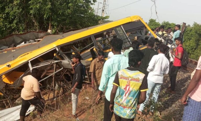 തമിഴ്‌നാട്ടിലെ കടലൂരില്‍ സ്‌കൂള്‍ വാനില്‍ ട്രെയിനിടിച്ച് 3 കുട്ടികള്‍ക്ക് ദാരുണാന്ത്യം