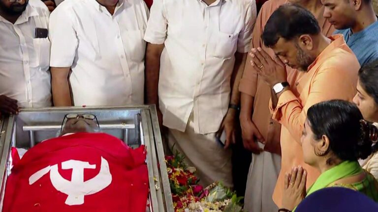 'അച്ഛനെ നെഞ്ചേറ്റിയ ജനസഹസ്രങ്ങളോട്, ഡോക്ട‍ര്‍മാരോട്, പാർട്ടിയോട്...'; നന്ദി പറഞ്ഞ് വിഎസിൻ്റെ മകൻ വിഎ അരുൺകുമാര്‍