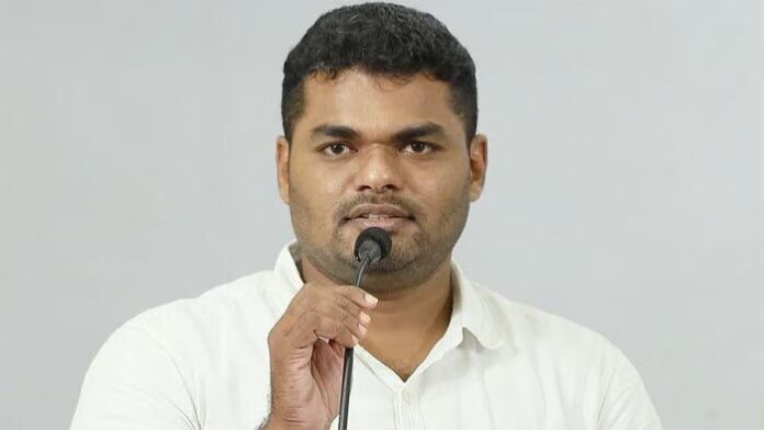 'ശശികലയിട്ട ഇലയിലേയ്ക്കുള്ള സദ്യയാണ് നിങ്ങള്‍ വിളമ്പുന്നത്, കാവി സദ്യയാണത്; ആര്‍ഷോയും എസ്എഫ്‌ഐ സെക്രട്ടറിയും പാര്‍ട്ടി ക്ലാസ് കട്ട് ചെയ്ത് സിനിമ കാണാനാണ് പോയതെന്ന് തോന്നുന്നു'; എസ്എഫ്ഐക്കെതിരെ പി കെ നവാസ്