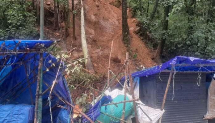 കനത്തമഴയില്‍ മൂന്നാര്‍ ആര്‍.ഒ ജംഗ്ഷന് സമീപം വീണ്ടും മണ്ണിടിച്ചില്‍; വഴിയോരക്കടകള്‍ക്ക് കേടുപാടുകള്‍