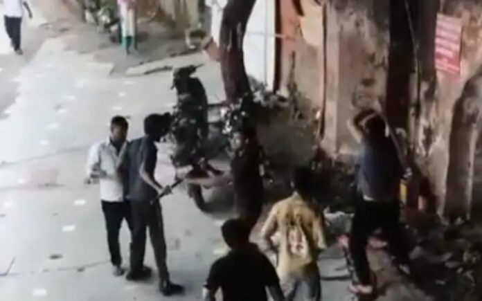 പ്രസാദത്തെച്ചൊല്ലി തര്‍ക്കം; ഡല്‍ഹി കല്‍ക്കാജി ക്ഷേത്രത്തിലെ ജീവനക്കാരനെ യുവാക്കള്‍ അടിച്ചുകൊന്നു