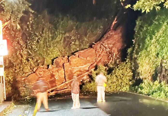 മണ്ണിടിച്ചില്‍: താമരശ്ശേരി ചുരത്തിലെ ഗതാഗതനിയന്ത്രണം തുടരുന്നു, വാഹനയാത്ര കുറ്റ്യാടി ചുരത്തിലൂടെ
