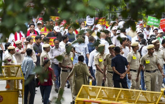വോട്ട് ക്രമക്കേട്: പ്രതിപക്ഷത്തിന്റെ പ്രതിഷേധ മാർച്ച് പോലീസ് തടഞ്ഞു; സംഘർഷാവസ്ഥ